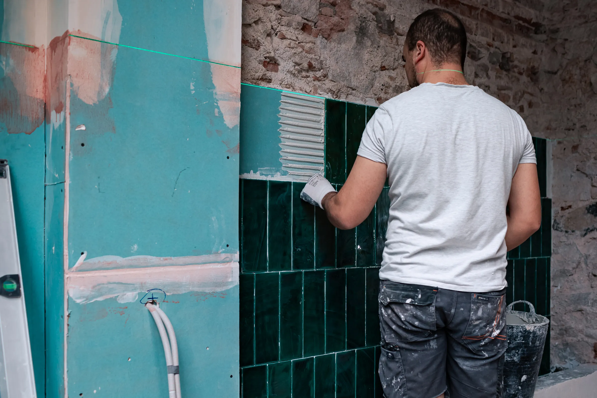 Instalación de azulejo glaseado en proceso