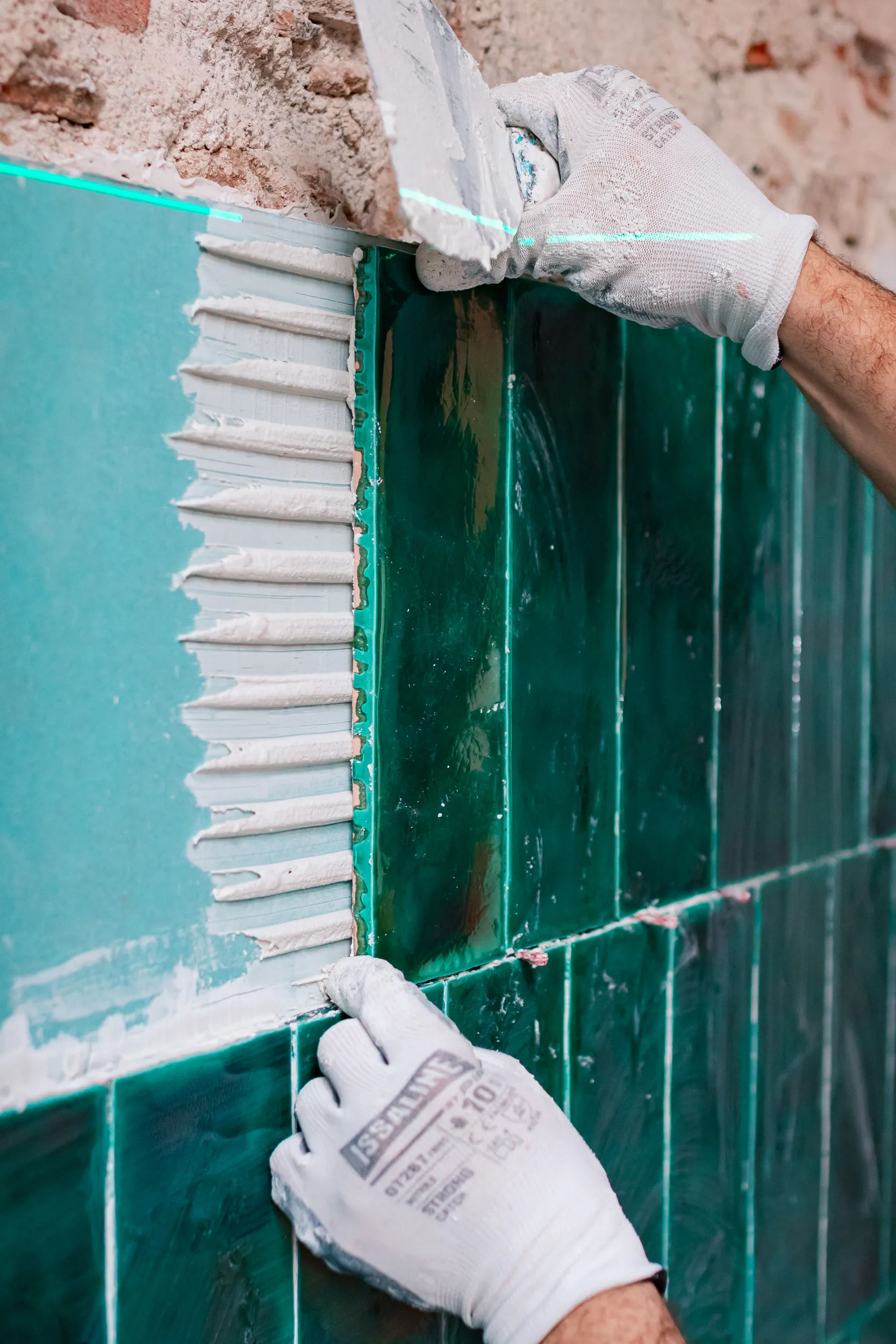 Detalle de la instalación del azulejo, mostrando la precisión del trabajo artesanal