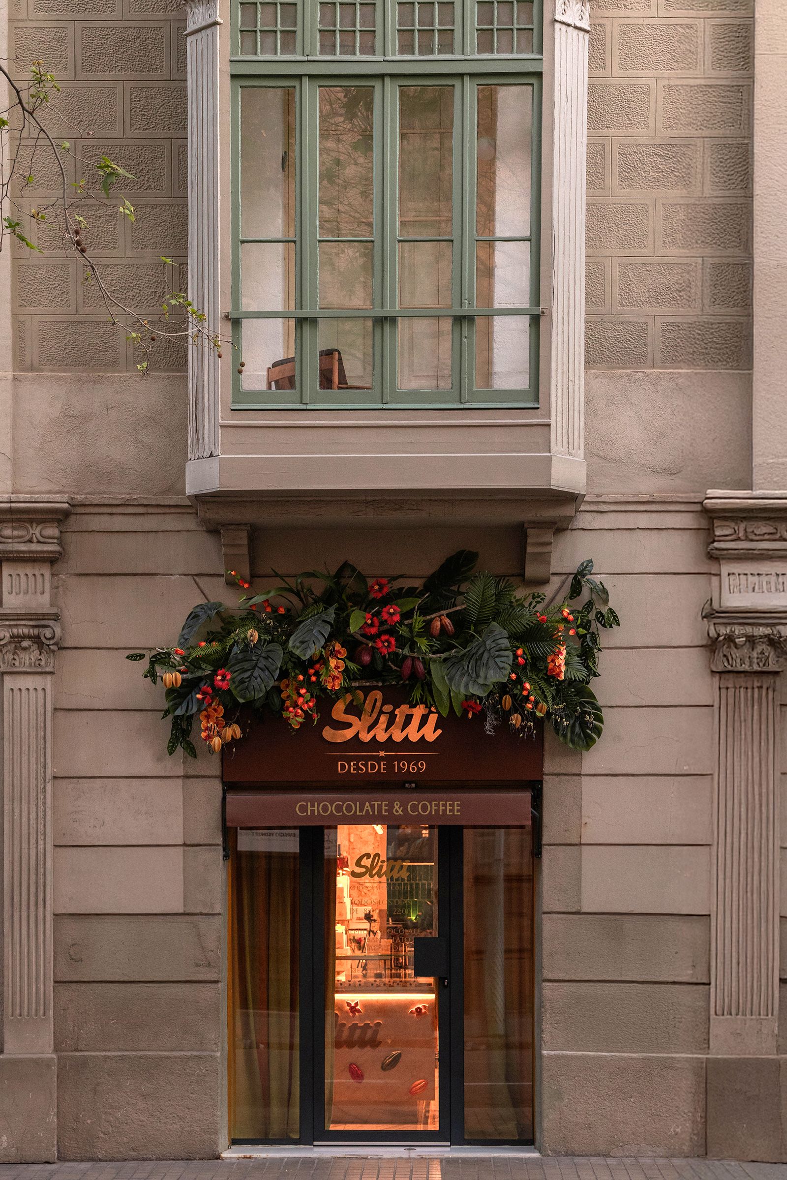 Street entrance of Slitti, next to Casa Milà
