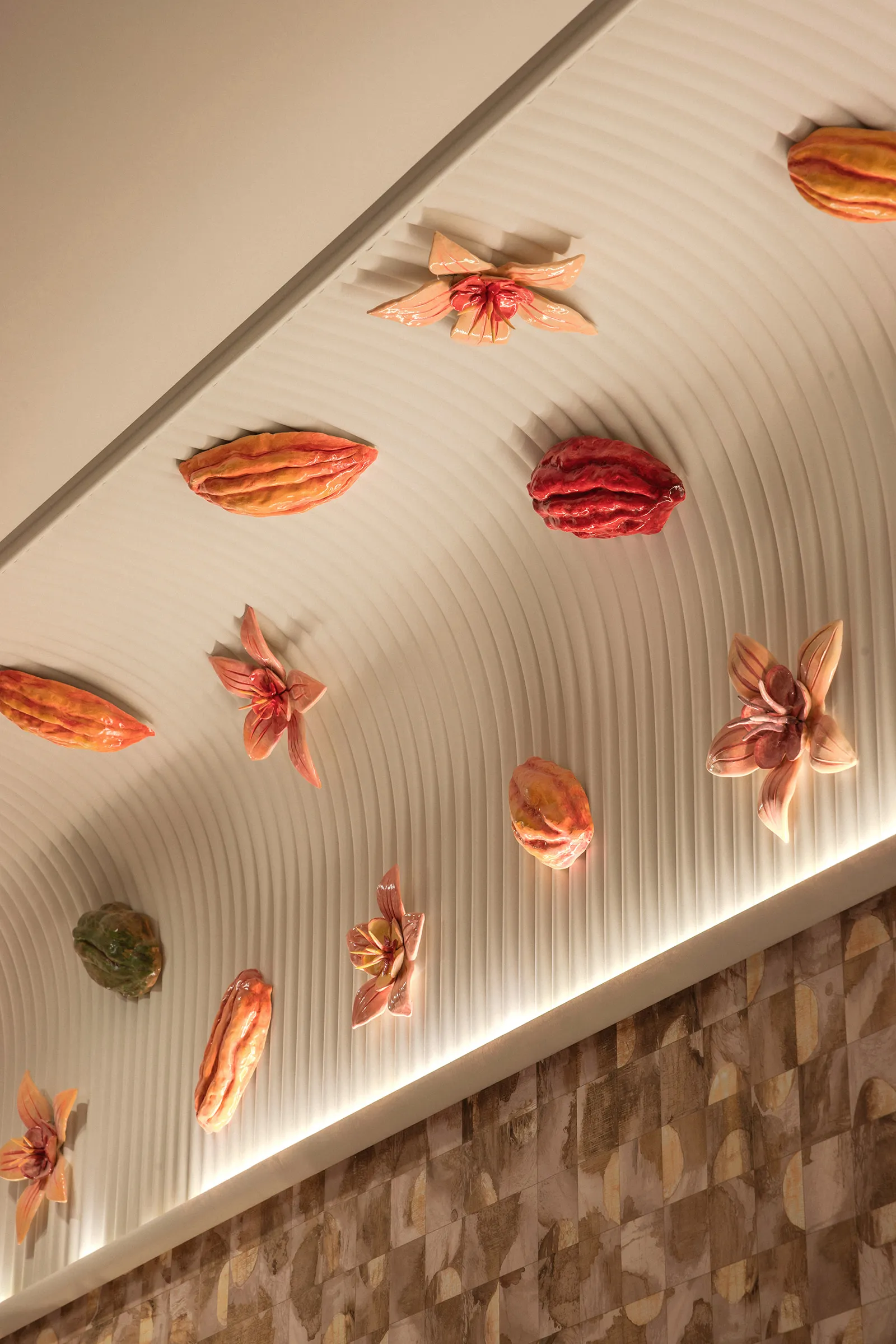 Bayas y flores de cerámica artesanal, iluminadas desde dentro