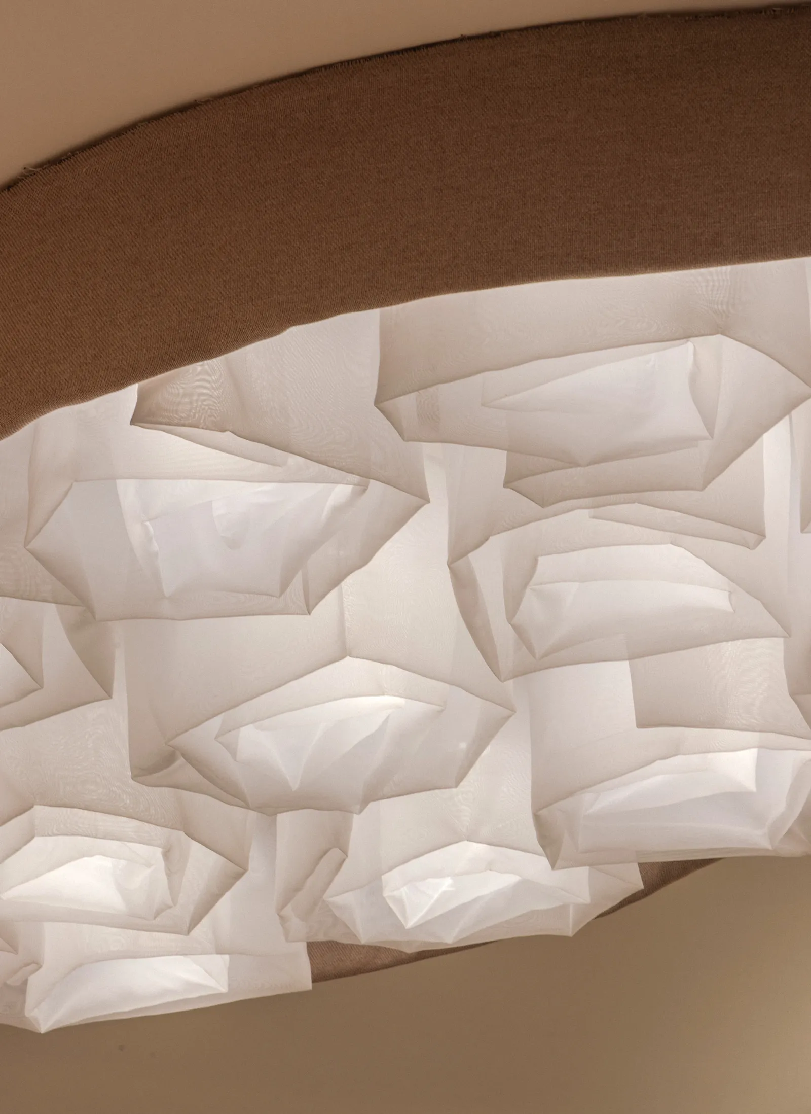 Lámpara con forma de baya fabricada a mano por artesanos ceramistas