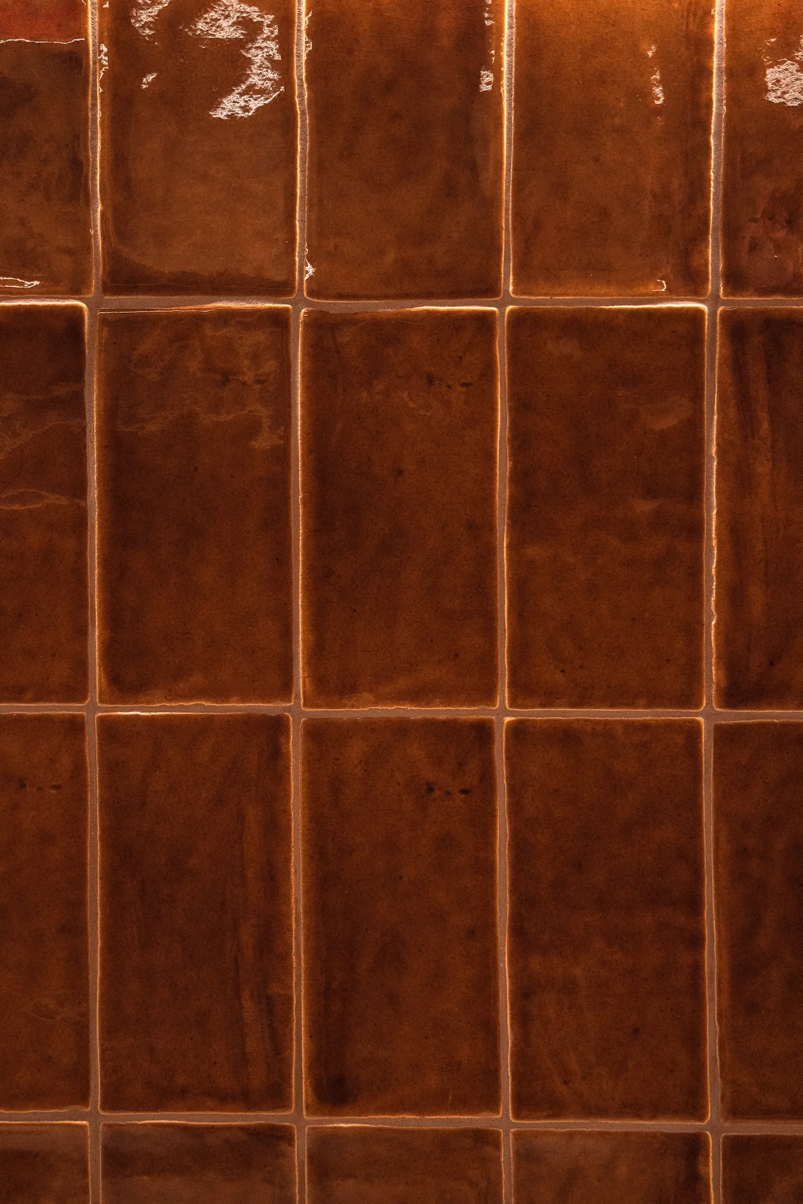 Azulejo marrón glaseado, referencia al chocolate glaseado